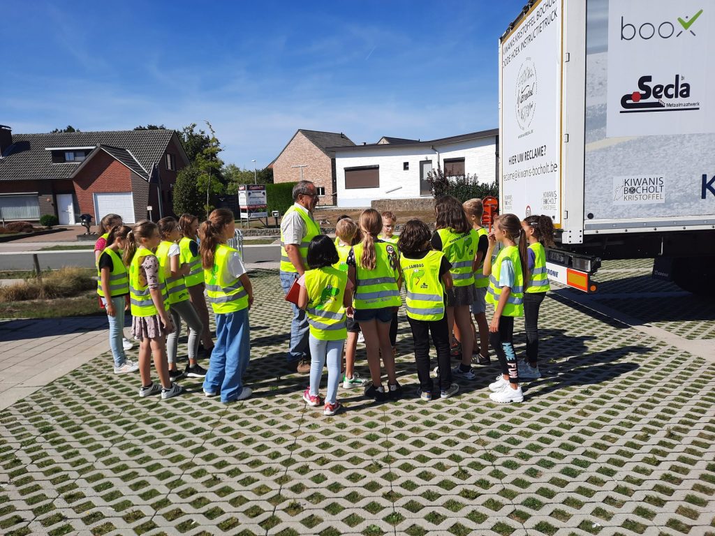 foto van klas 5A achter een camion tijdens de dode hoek les