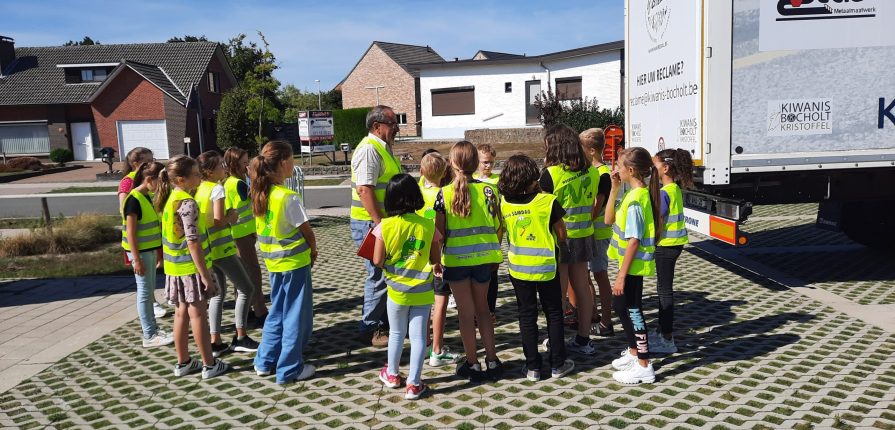foto van klas 5A achter een camion tijdens de dode hoek les