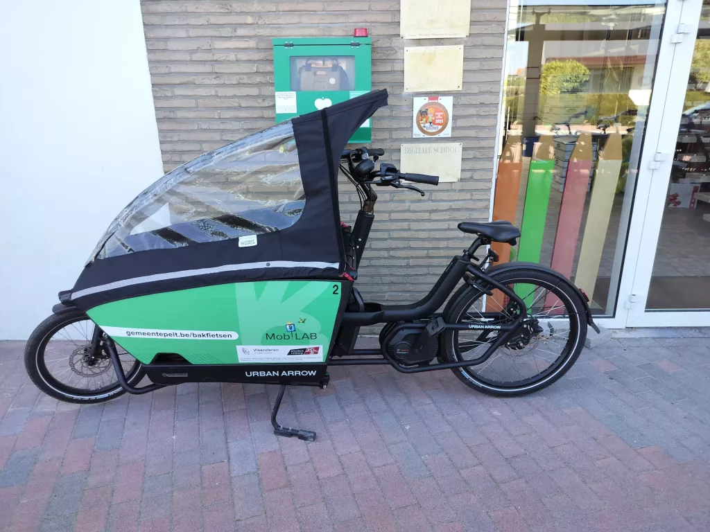 IMG20230907150013 foto van een urban arrow bakfiets met bestickering van de gemeente Pelt.